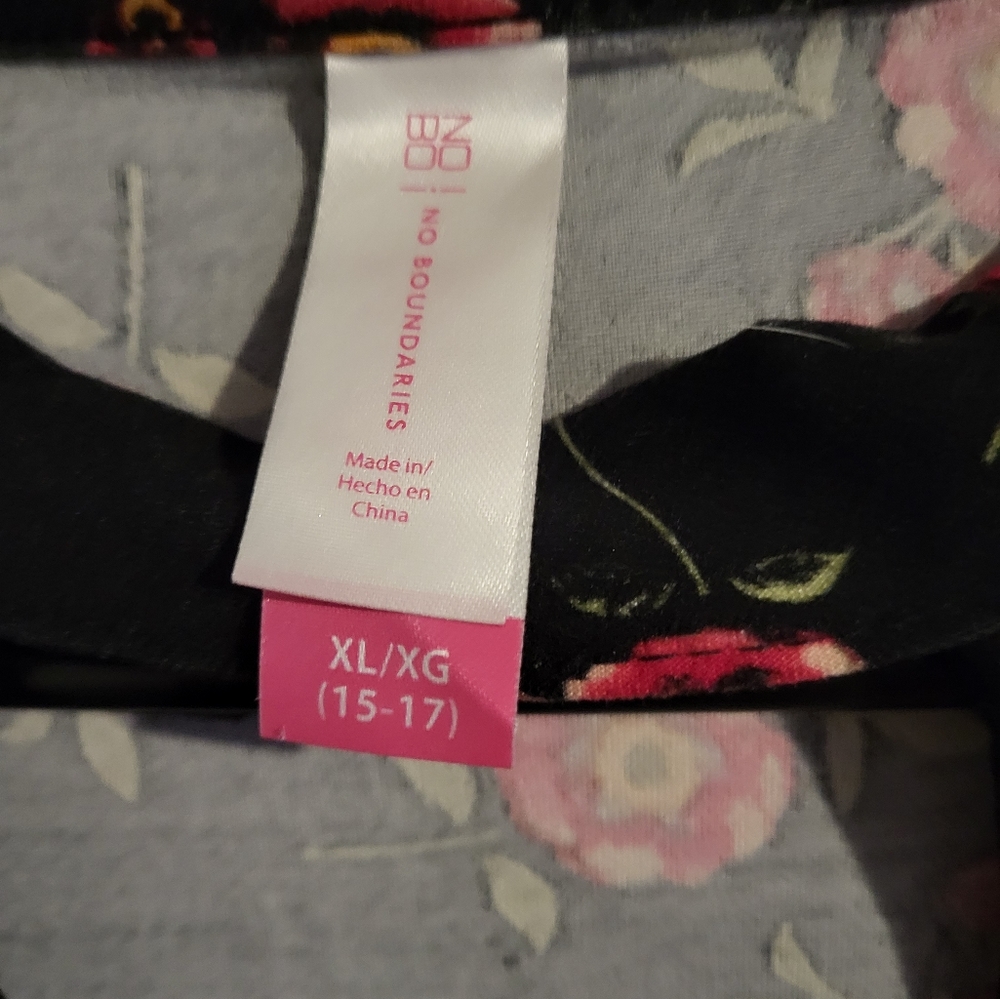 black top with pink flowers - Picture 3 of 4